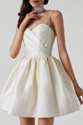 Robe patineuse courte en satin plissé à bretelles fines et décolleté en cœur - Blanc